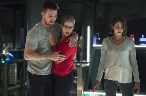 Arrow -- "Haunted" -- Image AR404B_0177b.jpg -- Pictured (L-R): Stephen Amell as Oliver Queen, Emily Bett Rickards as Felicity Smoak and Willa Holland as Thea Queen -- Photo: Cate Cameron/ The CW -- ÃÂ© 2015 The CW Network, LLC. All Rights Reserved.